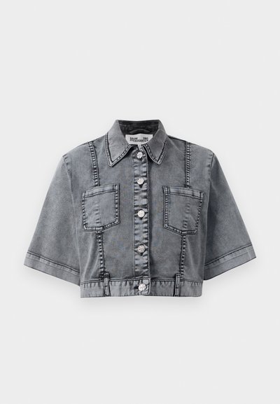 Grå, kort denimjakke med frontknaplukking, to brystlommer, korte ærmer og synlige sorte syninger.