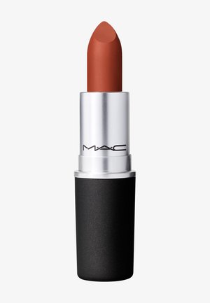 Rouge à lèvres MAC dans une teinte orange brûlé mate, renfermé dans un contenant noir à finition satinée avec un dessus en argent brillant et un logo.
