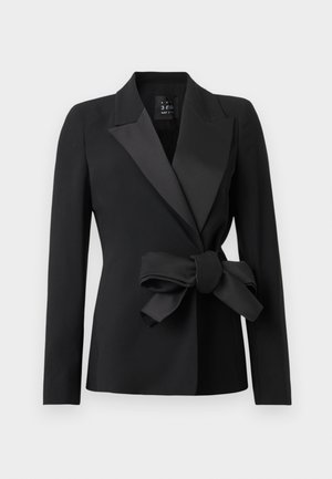 Μαύρο σακάκι με ραφή, σατέν φαρδιές πέτες και μεγάλο φιόγκο στη μέση, μακριά μανίκια και εφαρμοστή γραμμή.