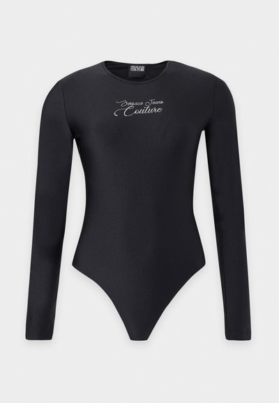 Body noir à manches longues, près du corps, col rond, avec un texte blanc "Versace Jeans Couture" sur la poitrine.