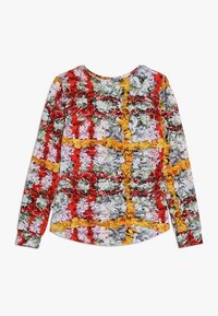 Langemouwen shirt met een bloemrijk gerimpeld patroon in rode, gele en groene tinten. Ronde halslijn en zachte textuur, met levendige kleuren en vormen.