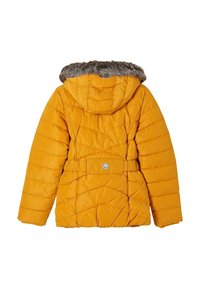 Chaqueta acolchada amarilla con superficie texturizada, capucha forrada de piel sintética removible y cintura ajustada con cinturón. Presenta un diseño acolchado.