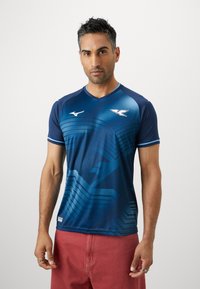 Mornaricki sportski dres s gradijent dizajnom, koji sadrži dijagonalne linije i mali logo. Kratki rukavi i V-izrez.