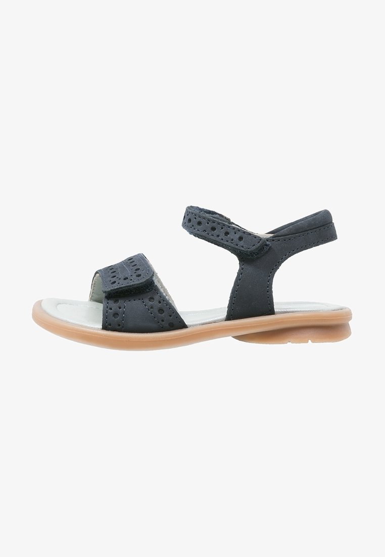 Sandale noire à bout ouvert avec brides velcro réglables et semelle marron clair, conçue pour le confort et un usage quotidien.