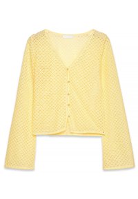 Gul cropped cardigan lavet af tekstureret, åben strikke stof. Har V-hals og fem knaplukninger foran. Lange ærmer.