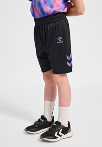 Svarta idrottsshorts med elastisk midja, med en lila och blå logotyp samt chevrondetaljer på sidorna.