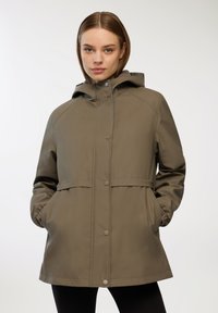 Giacca impermeabile verde oliva con cappuccio, bottoni a pressione, tasche laterali e cintura in vita, caratterizzata da una texture liscia e opaca.