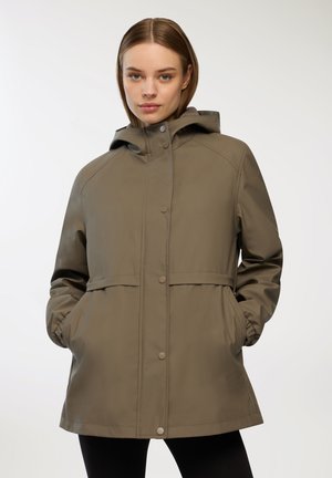 Giacca impermeabile verde oliva con cappuccio, bottoni a pressione, tasche laterali e cintura in vita, caratterizzata da una texture liscia e opaca.
