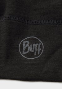 Tessuto nero che mostra un primo piano di un logo Buff. Il materiale sembra leggero e ha una texture liscia. Presenta una rifinitura fine lungo i bordi.