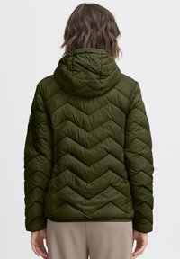 Alyvuogių žalios spalvos pufų striukė su siuvinėtu chevron raštu, kapišonu, elastinėmis rankogaliais ir šonine logotipo žyma.