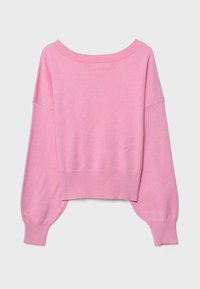 Ružový nadrozmerný sveter so širokým výstrihom, rebrovanými manžetami a lemom. Mäkká textúra a dlhé rukávy s miernymi bočnými rozparkami pre pohodlie.