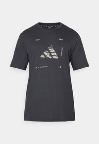 Camiseta de algodón negra de manga corta, con un diseño de logo en camuflaje, acentos de texto y cuello redondo. Costura plana en el dobladillo.