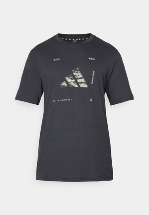 T-shirt noir à manches courtes en coton, avec un design de logo camouflage, des accents de texte et un col rond. Couture plate à l'ourlet.