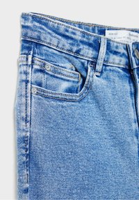 Světlemodré džíny z denimu s tradičním pětikapsovým designem, prošívanými detaily a standardním pasem s knoflíkovým zapínáním.