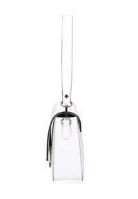 Borsa a mano bianca in pelle mostrata di lato, con una lunga tracolla, hardware argentato e dettagli di cucitura visibili su uno sfondo bianco.