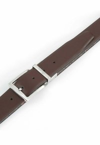 Brauner Ledergürtel mit silberner Metallschnalle, verfügt über eine glatte Textur und mehrere Verstelllöcher. Dekorative Naht entlang der Ränder.