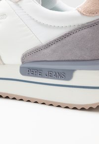 Sneaker con tomaia in rete bianca e grigia, dettagli in suede grigio chiaro, suola in gomma con battistrada beige testurizzato e marchio blu "PEPE JEANS".
