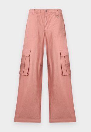 Ροζ παντελόνια cargo με φαρδιά μπατζάκια, εμπρόσθιες τσέπες με καπάκι, ελαστική μέση, κούμπωμα με κουμπί, λεπτομέρεια με δαχτυλίδι και πιέτες στη ραφή του πλαϊνού μέρους.
