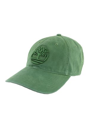 Gorra de béisbol verde con visera curvada, con un logo de árbol bordado en el panel frontal, sobre un fondo blanco.