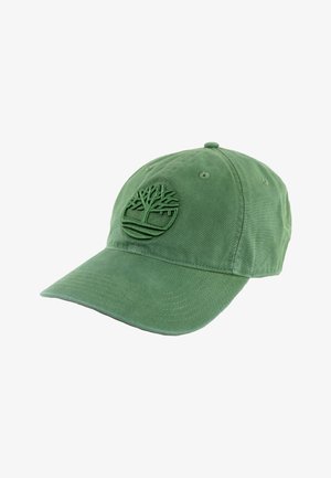 Gorra de béisbol verde con visera curvada, con un logo de árbol bordado en el panel frontal, sobre un fondo blanco.