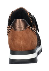 Zwarte en bruine sneaker met dierenprintaccenten, van suède materiaal, metallic gouden hiel en witte gestreepte zool. Sluitingsdetail zichtbaar.