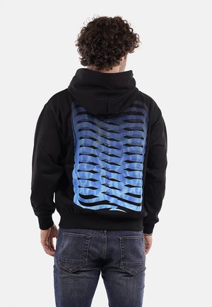 Felpa nera con un design grafico a gradiente blu sul retro, che presenta un motivo a onda. Realizzata in tessuto morbido e testurizzato.