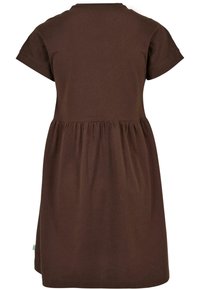 Hnědé krátké šaty s krátkým rukávem vyrobené z jemné bavlny, s nařasenou sukní a kulatým výstřihem. Hladká textura bez viditelných vzorů nebo akcentů.