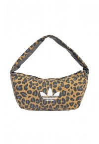 Barna és fekete anyagból készült leopárdmintás válltáska, fehér logóval, ívelt formával és vastag, mintás vállpánttal.