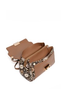 Tasche aus braunem Leder mit Vorderseite aus gemustertem Stoff, zwei Fächern, goldenen Beschlägen und einem Klappenverschluss mit dekorativem Rand.