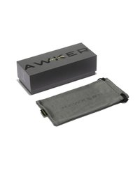 Schwarze rechteckige Box mit der Aufschrift "HAWKERS" in Gold, mit einem grauen, plüschigen Aufbewahrungsbeutel, der das gleiche Branding und einen Zugverschluss aufweist.