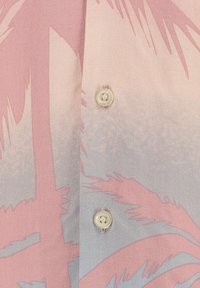 Kurzärmliges Hemd in einem rosa und hellblauen Farbverlauf mit Palmenblattmustern. Verfügt über einen Knopf mit floralem Design. Glattes, strukturiertes Material.