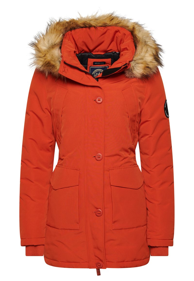 Oranje geïsoleerde parka met een met bont gevoerde capuchon, knoopsluitingen, twee voorzakken en ribgebreide manchetten voor warmte en comfort.