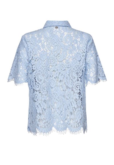 Lyseblå bluse med korte ærmer i blonder med blomsterprint, bølget kant forneden og ved ærmerne, vist bagfra.