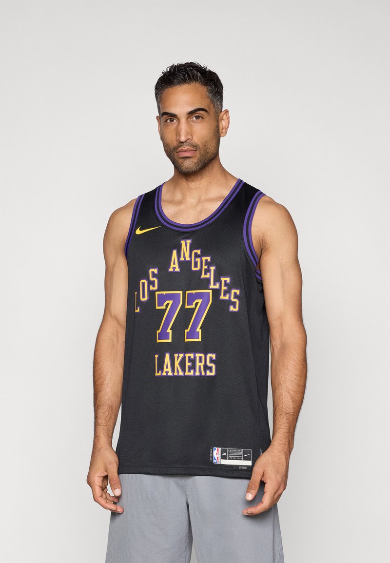 Camisola de basquetebol preta com letras roxas e douradas, apresentando "LOS ANGELES" na frente e o número do jogador "77", feita de tecido respirável.