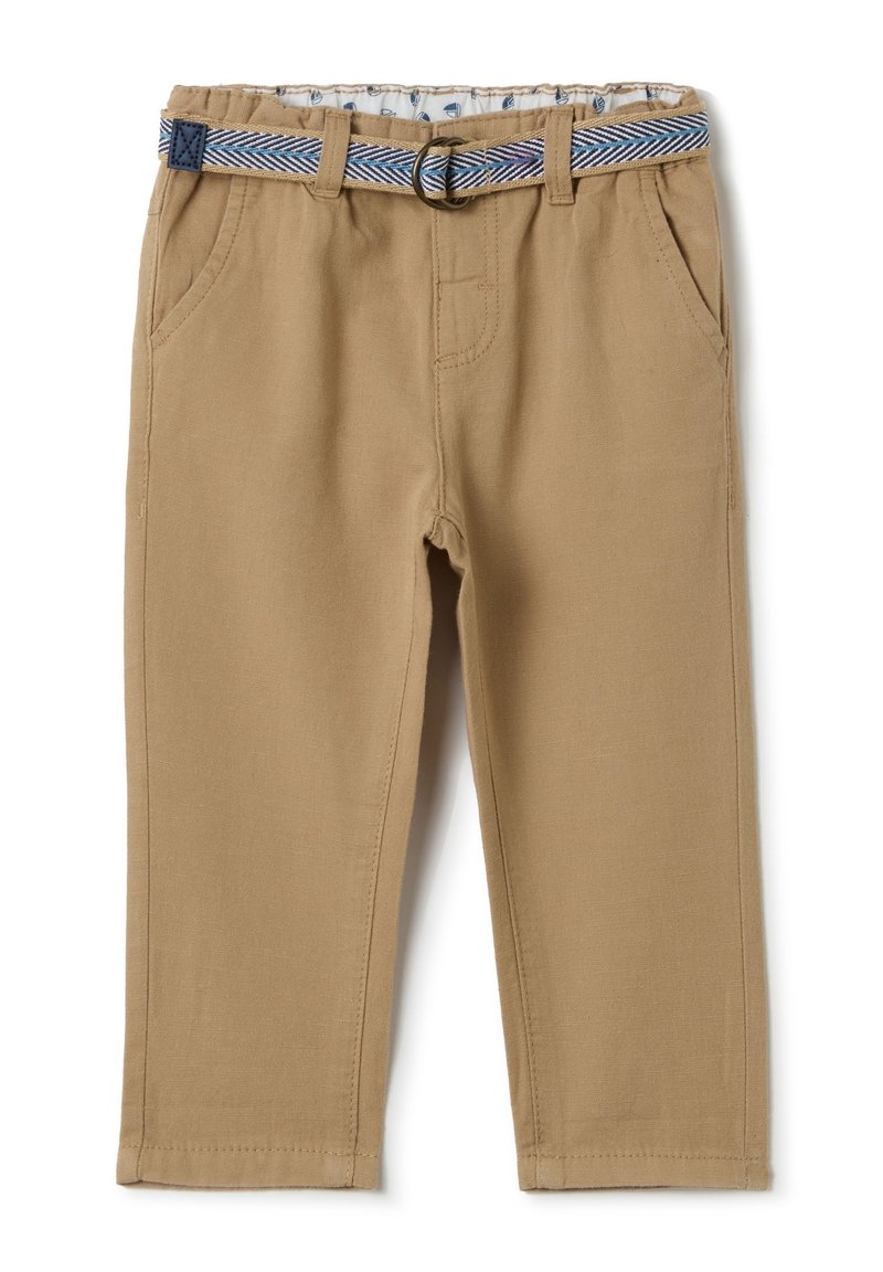 Khaki broek van katoen met een gladde textuur, voorzien van een gestreepte blauwe riem, twee voorzakken en een relaxte pasvorm.