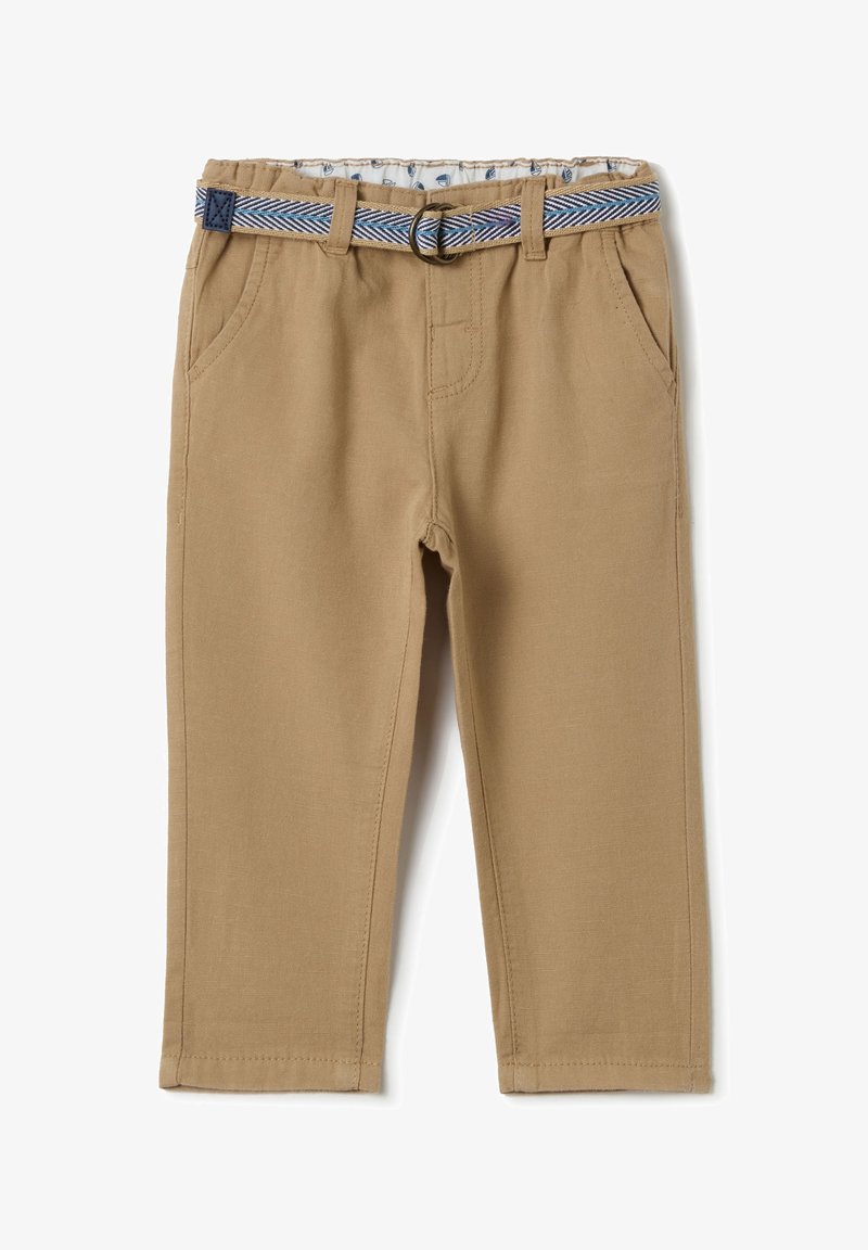 Pantaloni khaki in cotone con una superficie liscia, dotati di una cintura blu a fantasia, due tasche frontali e una vestibilità morbida.