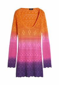 Maglione lavorato a maglia con scollatura a barchetta, caratterizzato da un motivo gradiente in arancione, rosa e viola. Design in pizzo con orlo a onde e maniche lunghe.