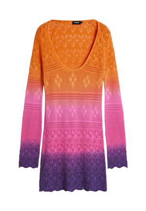 Strickpullover mit U-Boot-Ausschnitt, der ein Farbverlaufsmuster in Orange, Pink und Lila aufweist. Spitzenmuster mit gewelltem Saum und langen Ärmeln.