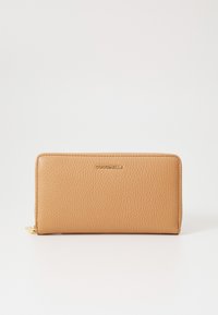 Portafoglio in pelle tan con finitura testurizzata, chiusura con zip e dettaglio del logo dorato sulla parte anteriore. Forma rettangolare e design minimalista.