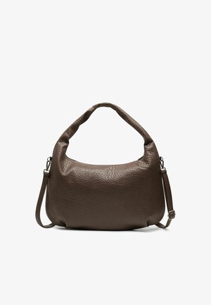 Bruine leren handtas met textuur, korte gevoerde handgreep en afneembare, verstelbare schouderriem op witte achtergrond.