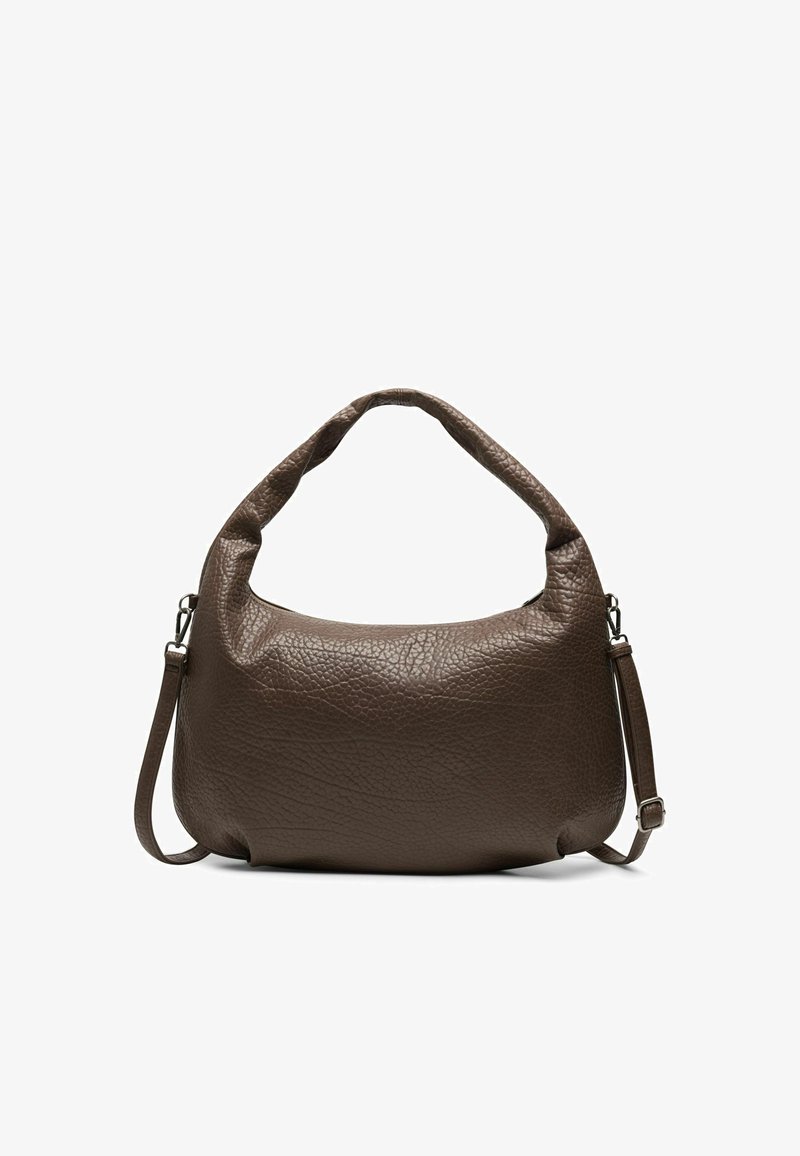 Bruine leren handtas met textuur, korte gevoerde handgreep en afneembare, verstelbare schouderriem op witte achtergrond.
