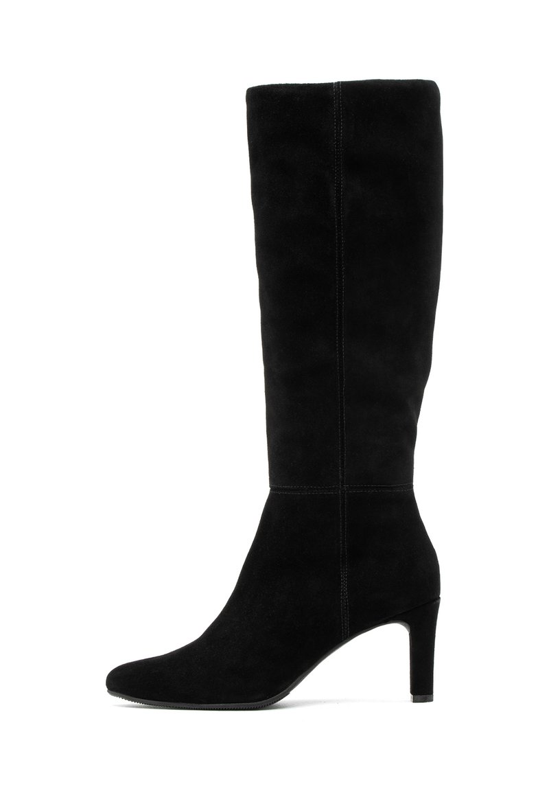 Bota alta de ante negra hasta la rodilla con punta afilada y tacón de 3 pulgadas. Textura suave con un detallado de costura sutil a lo largo de las costuras.