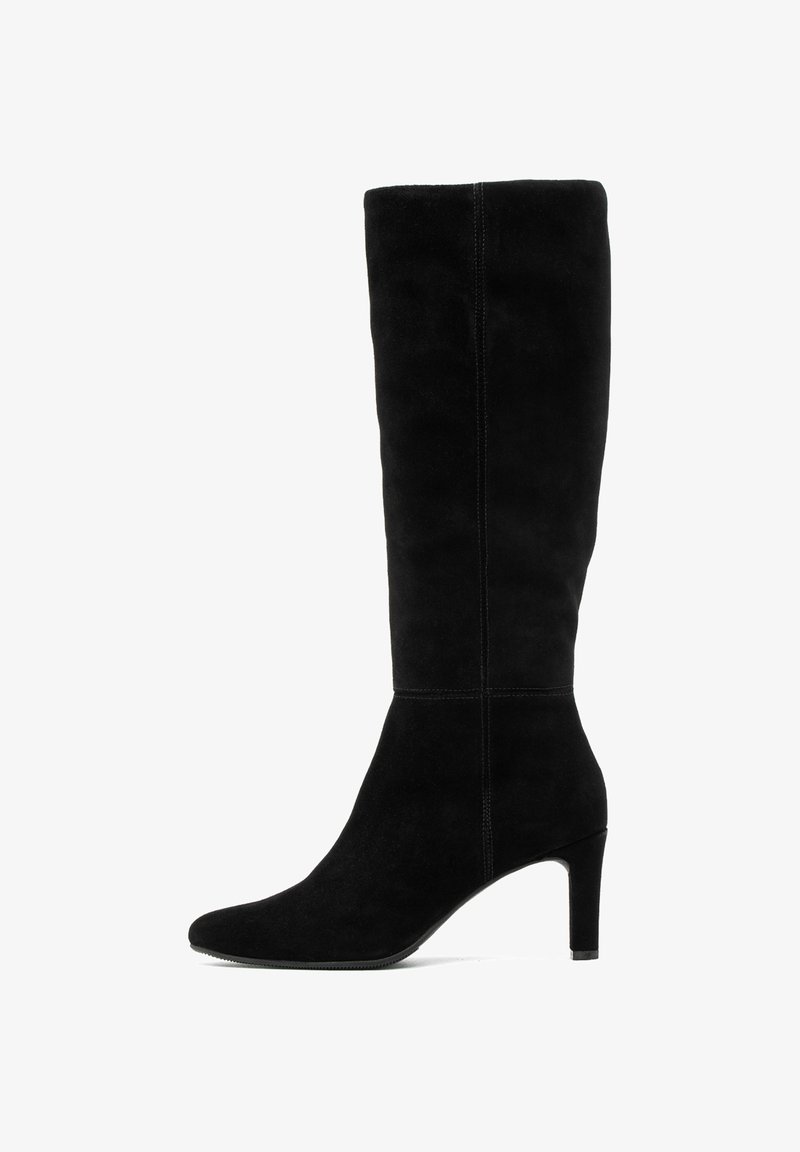 Bota alta de ante negra hasta la rodilla con punta afilada y tacón de 3 pulgadas. Textura suave con un detallado de costura sutil a lo largo de las costuras.