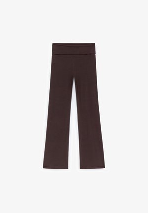 Leggings marrones acampanados hechos de tela elástica con una cintura ancha y plana y textura suave. Diseño simple, sin patrones ni acentos visibles.