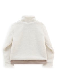 Hvid fleece-pullover med høj krave, blød tekstur og en brun kant. Har lange ærmer og en afslappet pasform. Ingen synlig hardware eller mønstre.