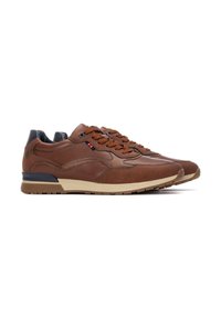 Zapatillas de piel marrón con un acabado suave, talón en contraste azul marino, cordones marrones y una suela ligera beige. Presenta sutiles acentos de marca.