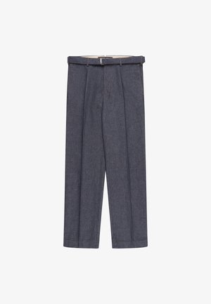 Dunkelblaue Jeanshose mit lockerem Schnitt, ausgestattet mit einem Bund mit Gürtelschlaufen, zwei Vordertaschen und sichtbaren Nähdetails.