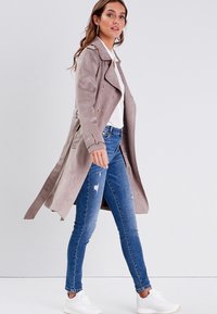 Cache Cache Trenchcoat - gris
