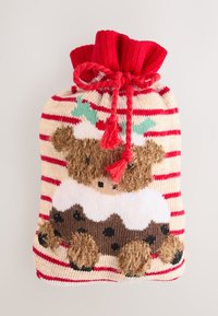 Gestrickte Geschenktasche mit roten und cremefarbenen Streifen, mit einem Bärenmotiv und Schokoladenkuchendesign, oben mit rotem Kordelzug und Quasten verziert.