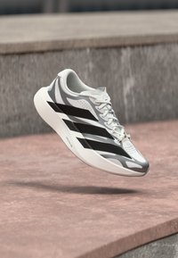 Επιλέχθηκε, footwear white/core black/iron metallic